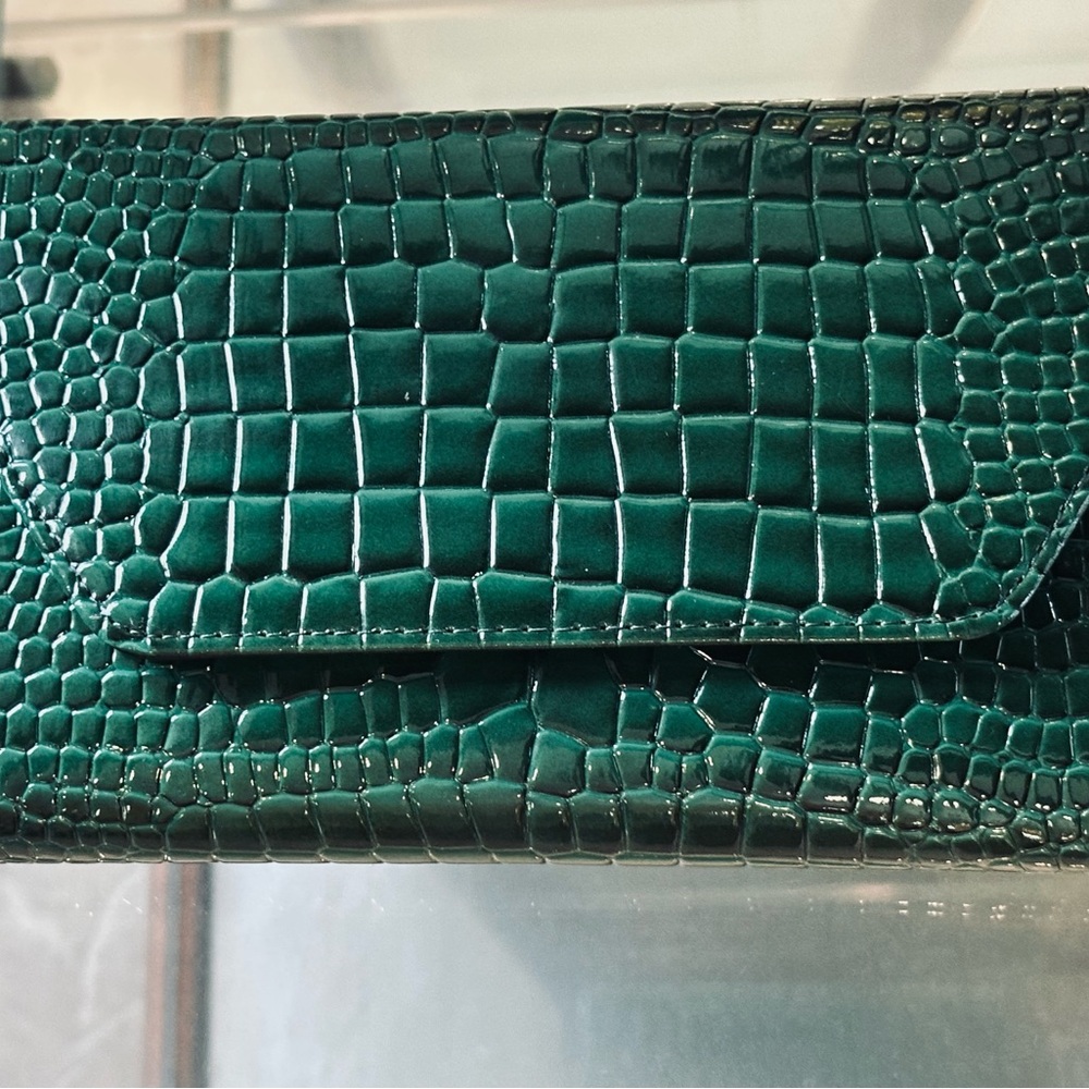 Elegant Green Crocodile-Embossed Clutch